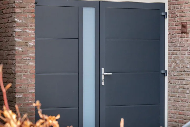 antraciet garagedeur met glas