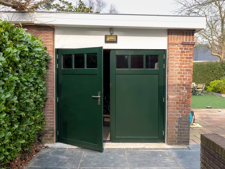 Groene garagedeur