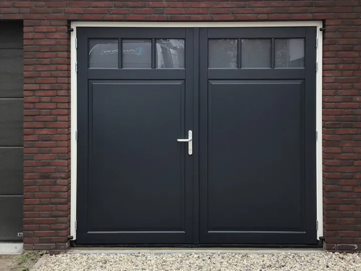Houten garagedeuren met glas