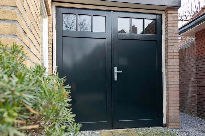 Openslaande houten garagedeuren