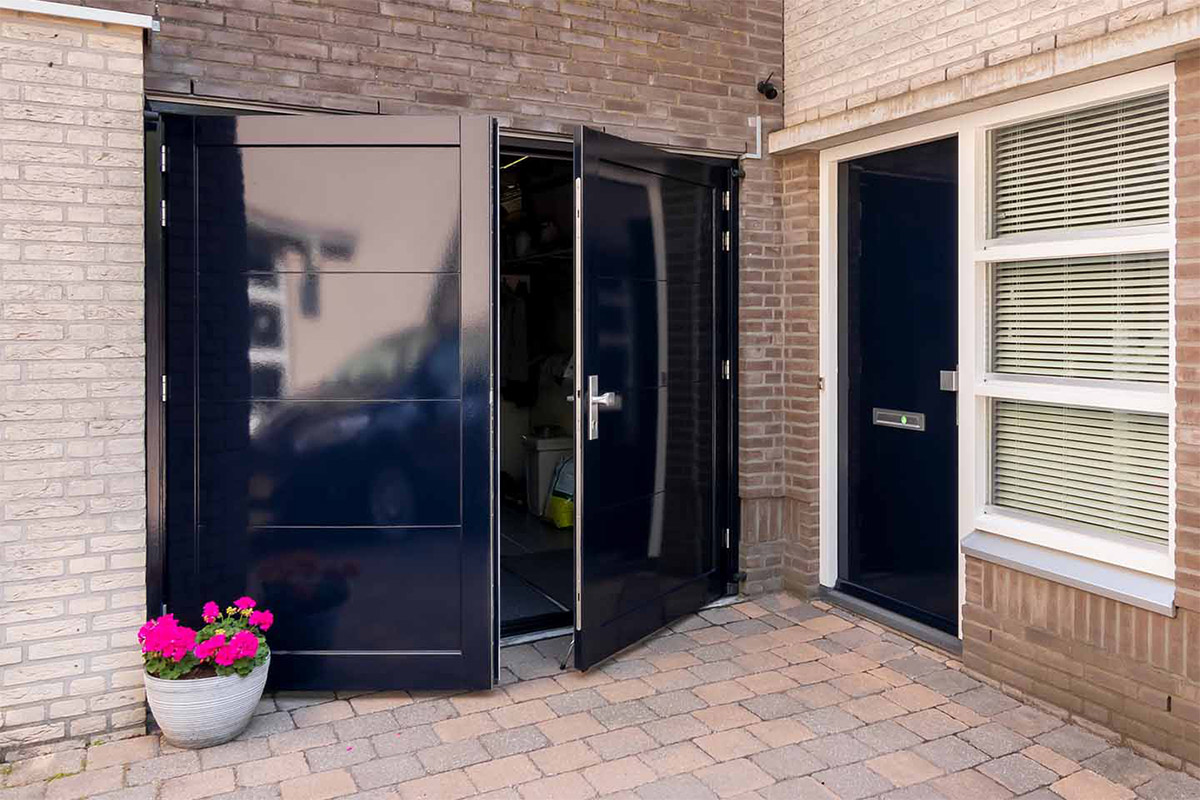 Houten-openslaande-deuren (11) houten openslaande garagedeur met loopdeur