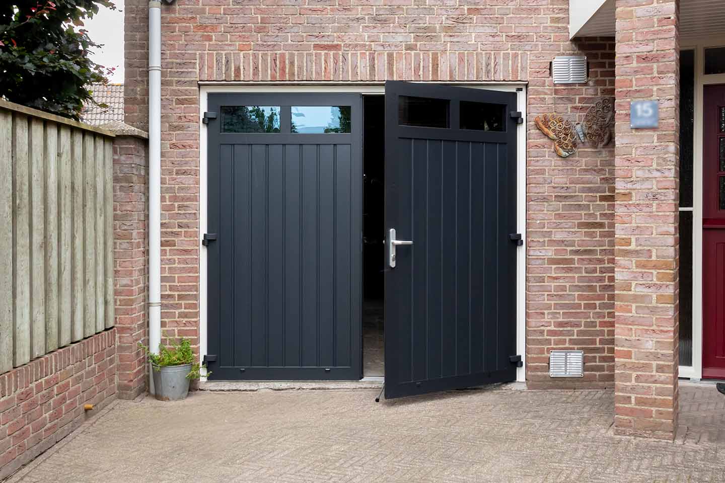 openslaande garagedeur met raampjes openslaande garagedeur met raampjes