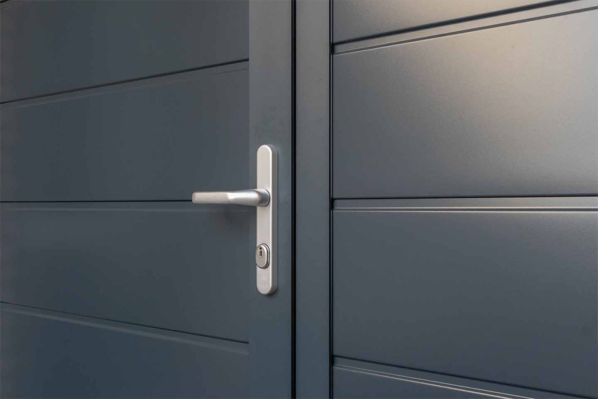 Veilige garagedeur openslaande deuren