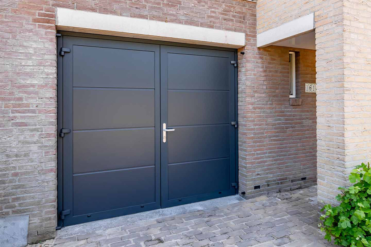 geïsoleerde openslaande garagedeur