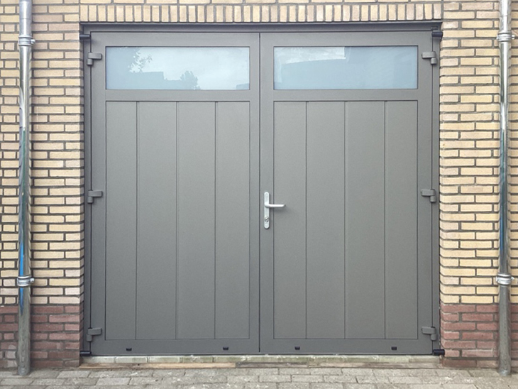 Review met glas in de deuren